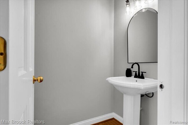 Building Photo - 1613 Brentwood Dr