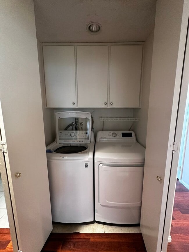 Building Photo - Beautiful 3 bed, 2 bath Townhome close to USD and Mission Valley!