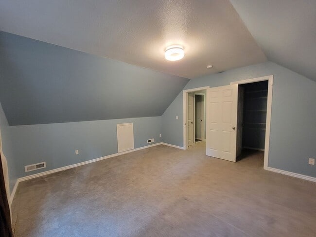 Building Photo - Spacious and Beautiful 4 bedroom in conven...