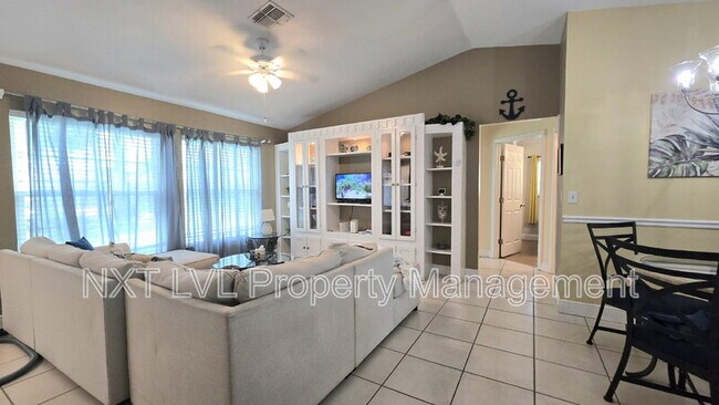 Building Photo - 4123 SW 21st Pl