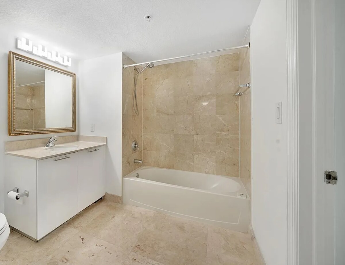 Building Photo - 1800 N Bayshore Dr