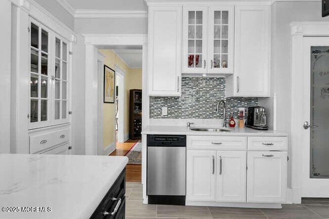 Building Photo - 137 E Bergen Pl