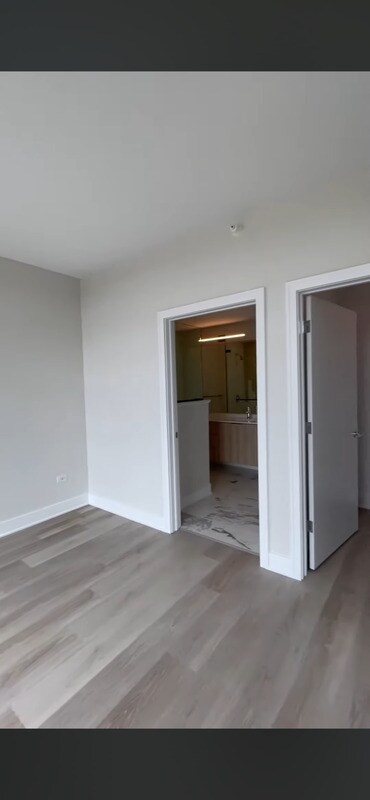 Building Photo - 1214 W Van Buren St