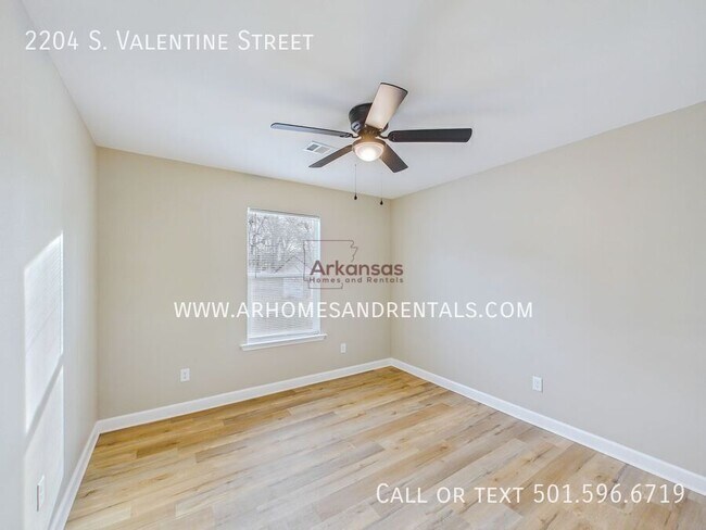 Building Photo - 2204 S Valentine St