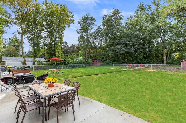 Building Photo - 8254 Mary Ann Ave