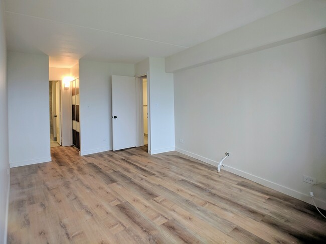 Building Photo - Partly Furnished 2 Bedroom 2 Bath with 1 P...