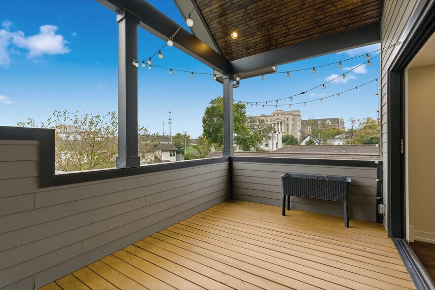 Building Photo - 1708B 15th Ave S