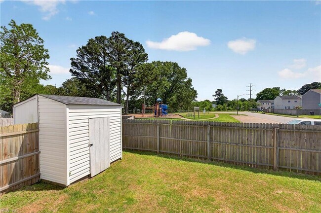 Building Photo - Corner Townhome in Virginia Beach