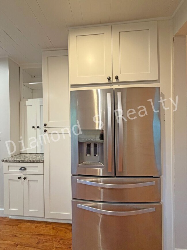 Building Photo - Stunning 2 Bedroom Home Located Near Mercy!