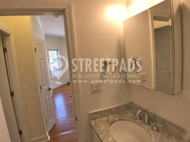 Building Photo - 3 bedroom in Cambridge MA 02138