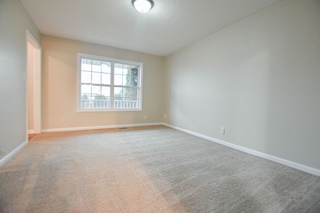 Building Photo - Pet Friendly Three Bedroom!