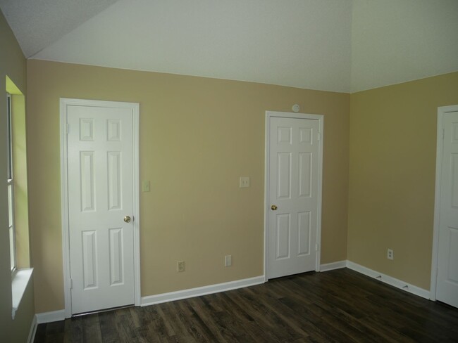 Building Photo - 2885 Waverly Dr