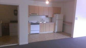 Building Photo - 159 River St