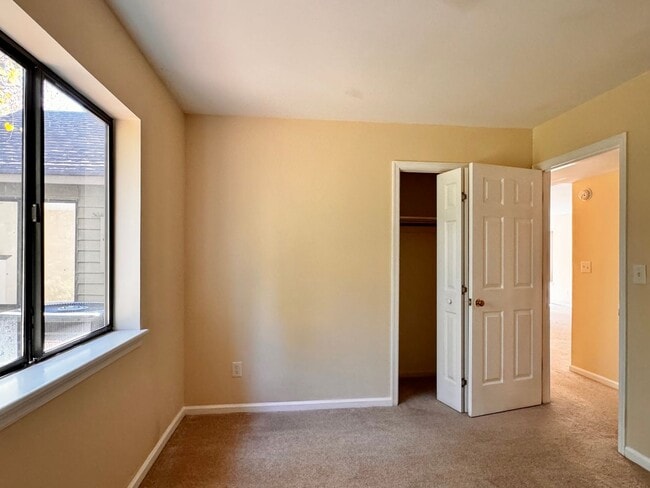 Building Photo - Close to UVA & Downtown-Don't miss this Mi...