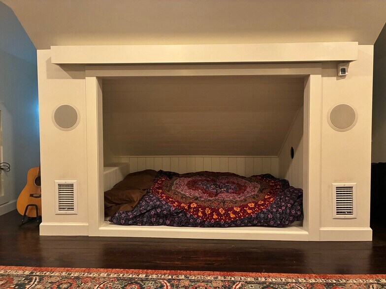 Queen sized bed nook upstairs - 560 Neelys Bend Rd