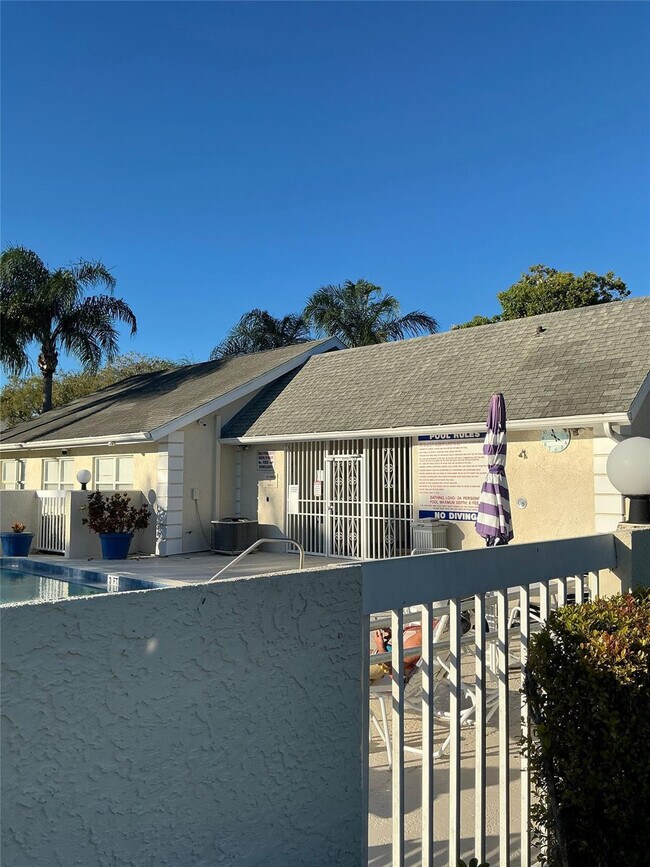 Building Photo - 1530 SE Royal Green Cir