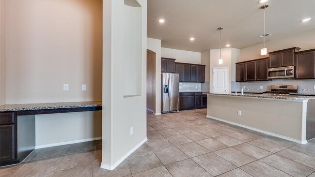 Building Photo - 2025 Lake Vista Dr