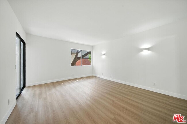 Building Photo - 305 San Vicente Blvd