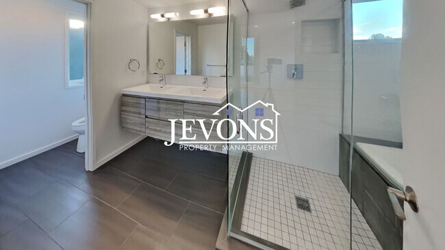 Building Photo - 5BR/4.5BA House in Seattle -- Available Now!