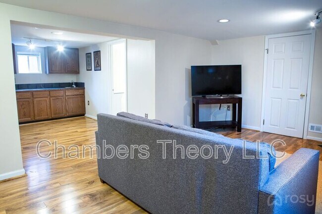Building Photo - 1105 20th St
