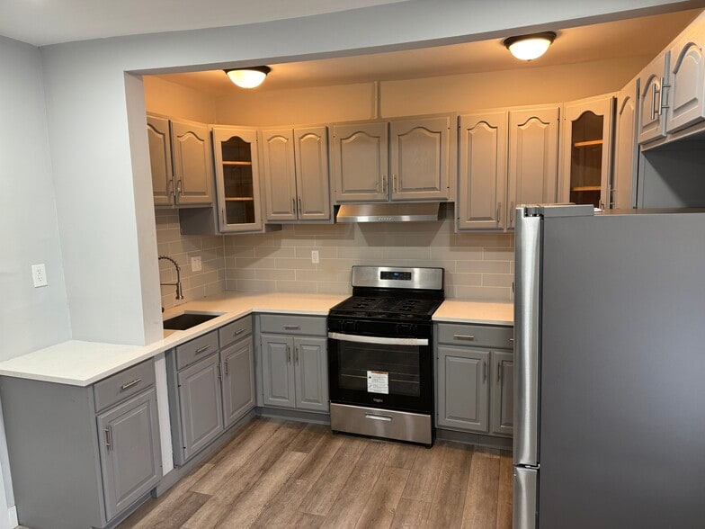 Building Photo - 16 Astoria St