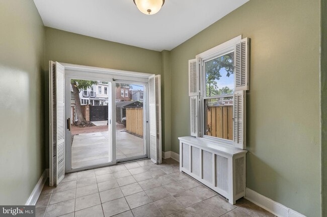 Building Photo - 145 D St SE