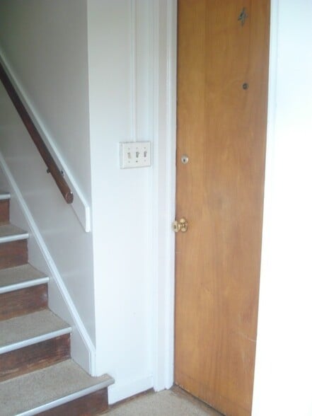 Building Photo - 812 Greenwood Cir