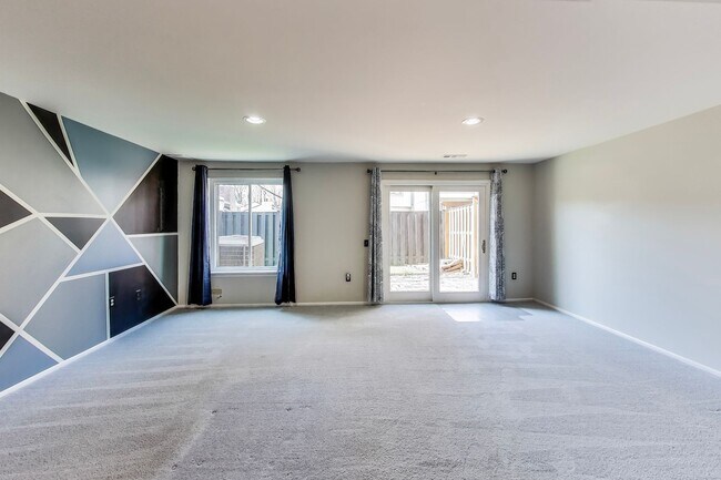 Building Photo - 3 bed + 2 Full + 2 half Bath - End Unit TH