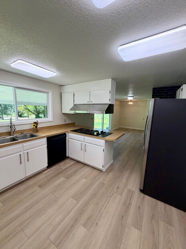 Building Photo - Newly Renovated Riverfront 3BR House - Available 8/1/2026