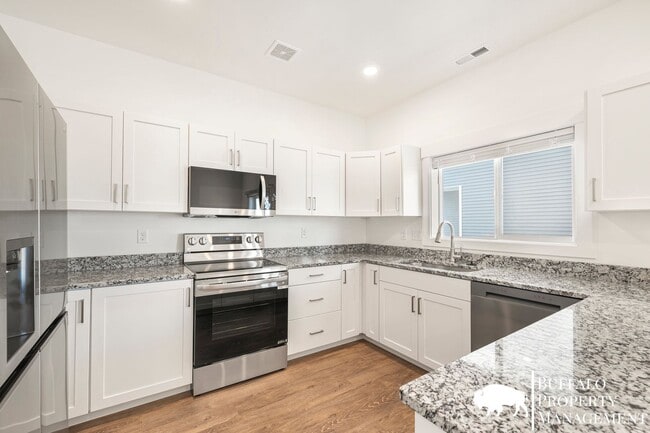 Building Photo - Beautiful brand new luxury 3 Bedroom 2.5 B...