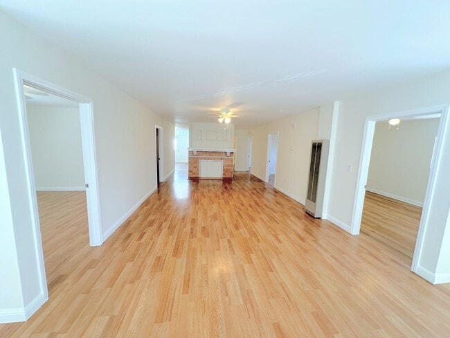 Building Photo - *UP TO 2 MONTHS FREE RENT* 5bd/1.5ba, Inqu...