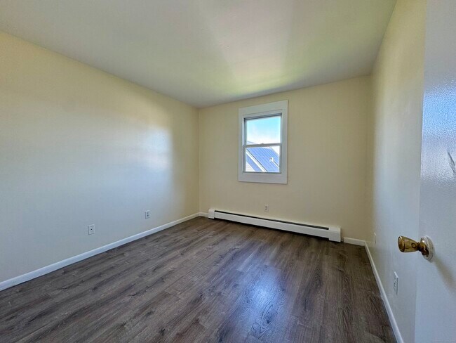 Building Photo - 145 Cowles St
