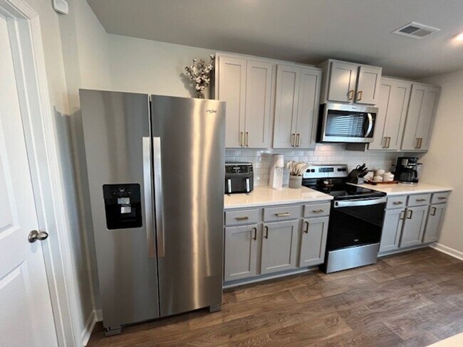 Building Photo - Discover this spacious 4-bedroom, 2.5-bath home in Winnabow, NC