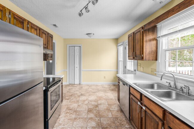 Building Photo - Woodcroft Wonderful!