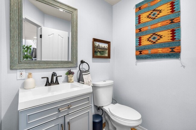 Building Photo - Beautiful bright home with large yard, fin...