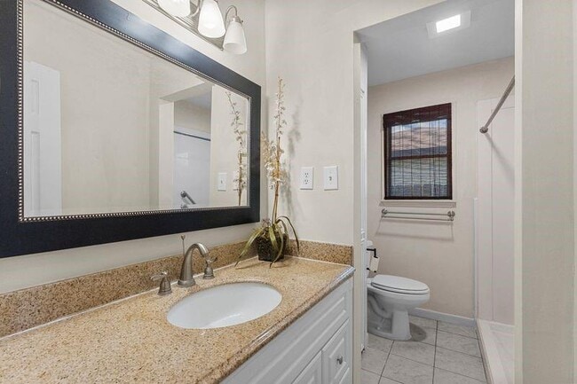 Building Photo - 807 Temple Dr