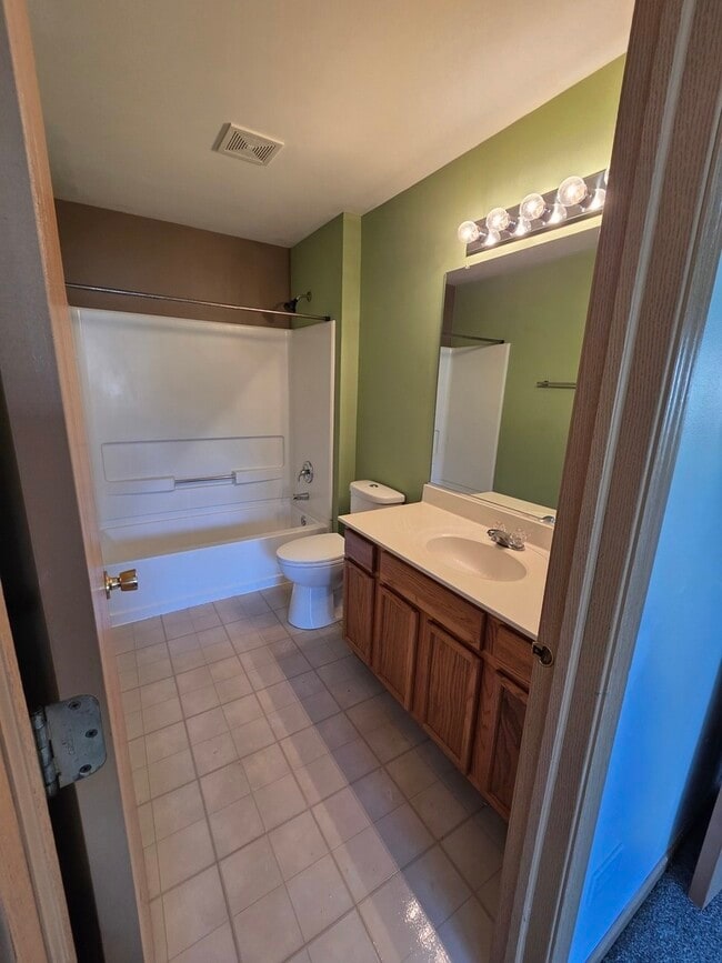 Building Photo - 2125 Silverstone Dr