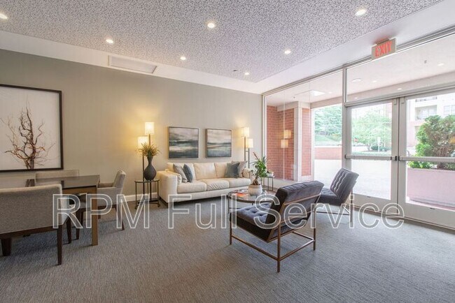 Building Photo - 110 31st Ave N