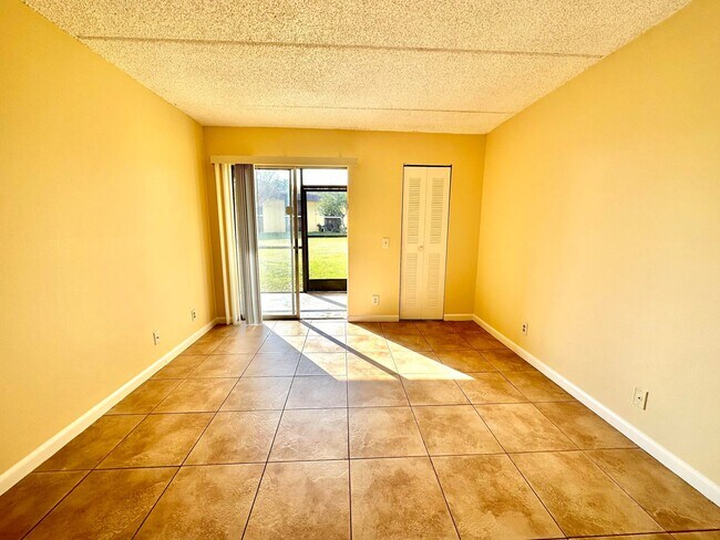 Building Photo - 710 Meadows Cir