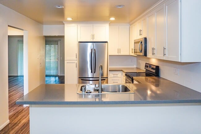 Building Photo - STUNNING 3BD/2.5BA TOWNHOUSE - BONITA VIEW...