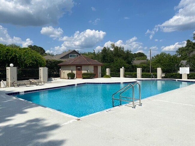 Building Photo - CHARMING 3/2 VILLA IN VERY NICE NEIGHBORHOOD