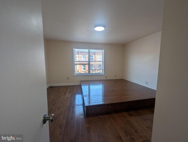Building Photo - 1624 W Diamond St