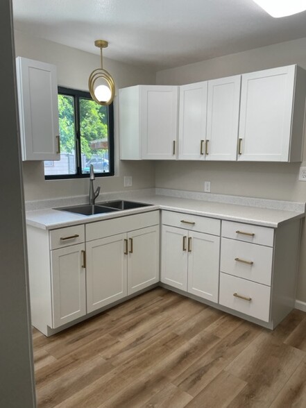Kitchen - 240 Chestnut Ave