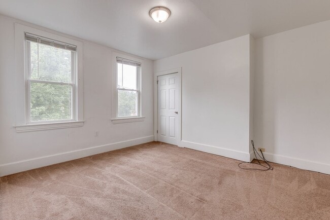 Building Photo - Available August  2026 - Beautiful 2.5 Bedroom, 1 Bath Home in Mt. Washington Area!