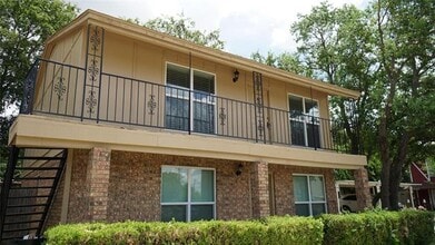 Building Photo - 1104 Southmoor Dr
