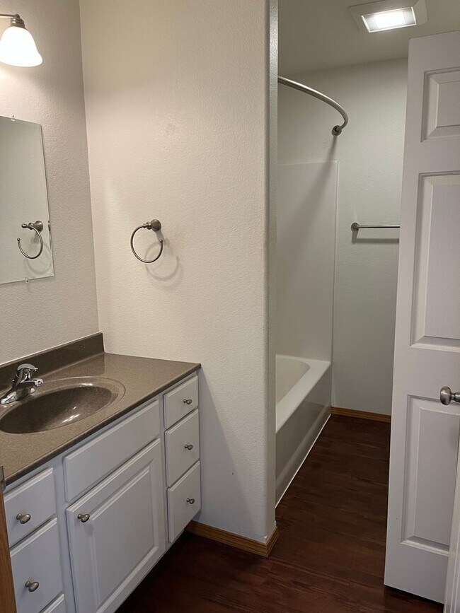 Building Photo - 2 Bed 1 Bath + Detached Single Stall Garage