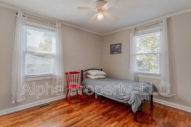 Building Photo - 4 Long Hill St