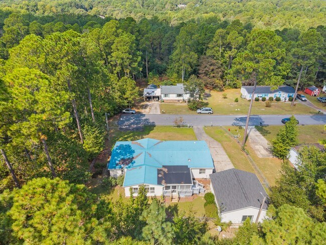Building Photo - 4 bedroom 2 bathroom spacious home!