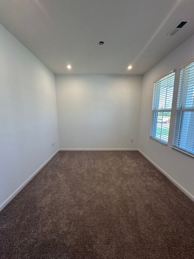 Building Photo - 10520 Vista View Dr