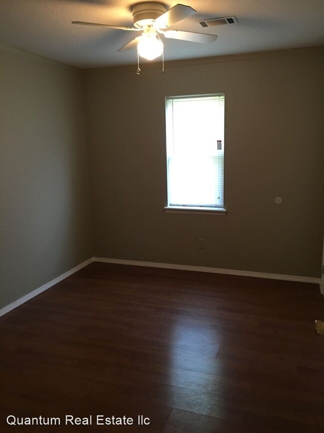 Building Photo - 3 br, 1.5 bath House - 827 W. DENVER STREET